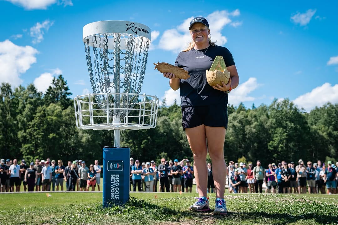 Eveliina Salonen feirer seieren under Ale Open 2026 på Ale Disc Golf Center